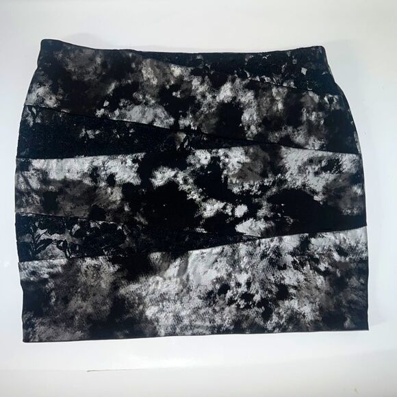 3 FOR $15 🙌🏼 Wet seal sexy medium mini skirt gray white print black lace inserts - Picture 1 of 8